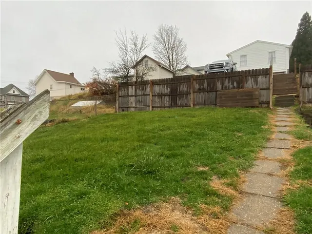 a view of a yard with a house and a yard