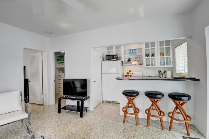 1006 Casuarina Road, Unit 7 Delray Beach, FL 33483 - Photo 4 of 26 c4