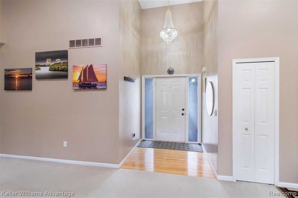 2052 Lagoon Drive Rochester, MI 48309 - Photo 6 of 32
