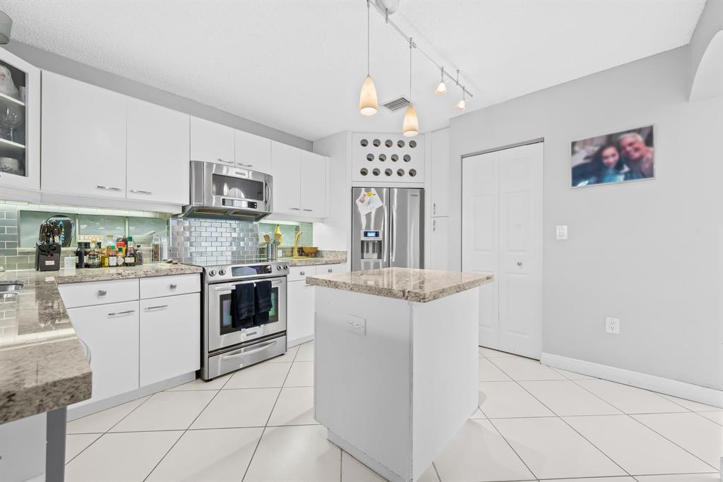 975 Weeping Willow Way Hollywood, FL 33019 - Photo 13 of 35