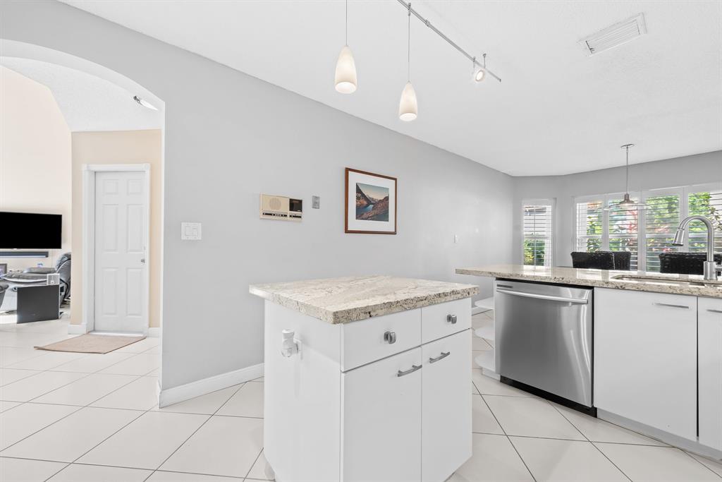 975 Weeping Willow Way Hollywood, FL 33019 - Photo 14 of 35