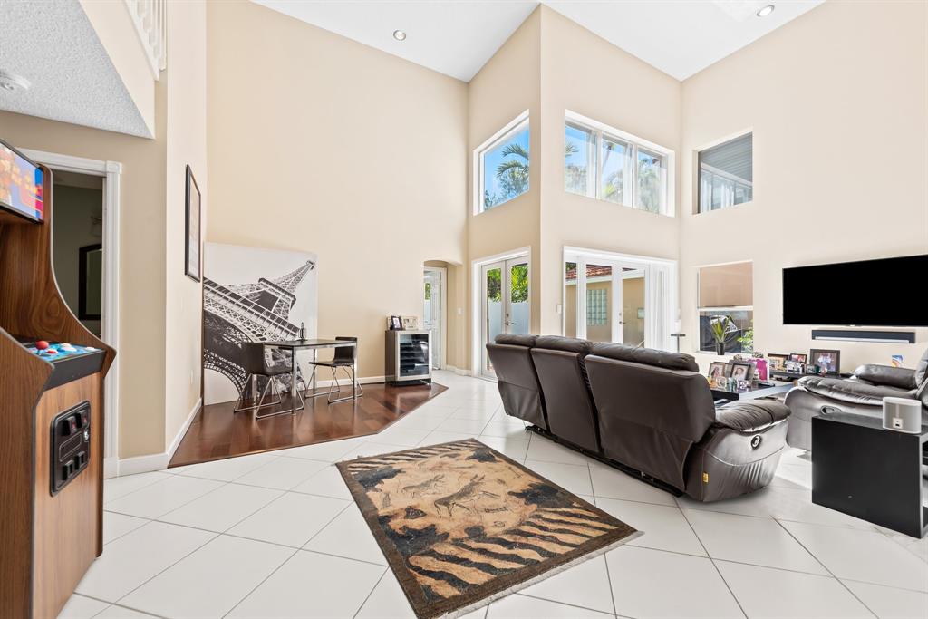 975 Weeping Willow Way Hollywood, FL 33019 - Photo 8 of 35