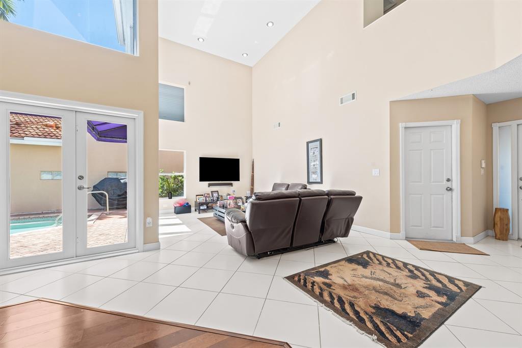 975 Weeping Willow Way Hollywood, FL 33019 - Photo 9 of 35