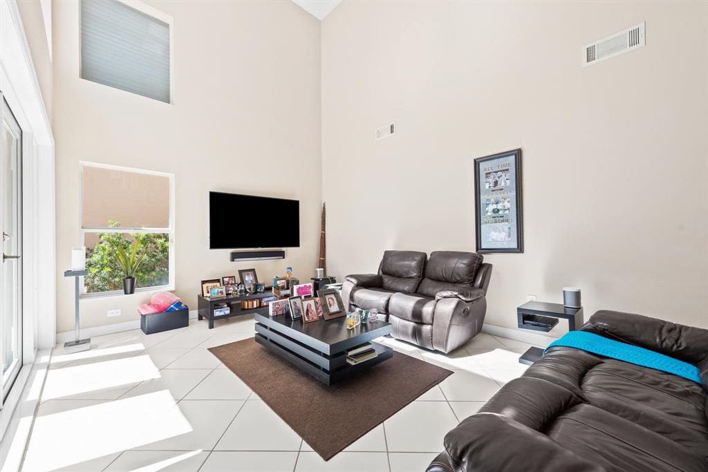 975 Weeping Willow Way Hollywood, FL 33019 - Photo 10 of 35