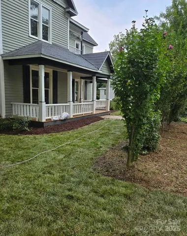 a view of a house with backyard and garden