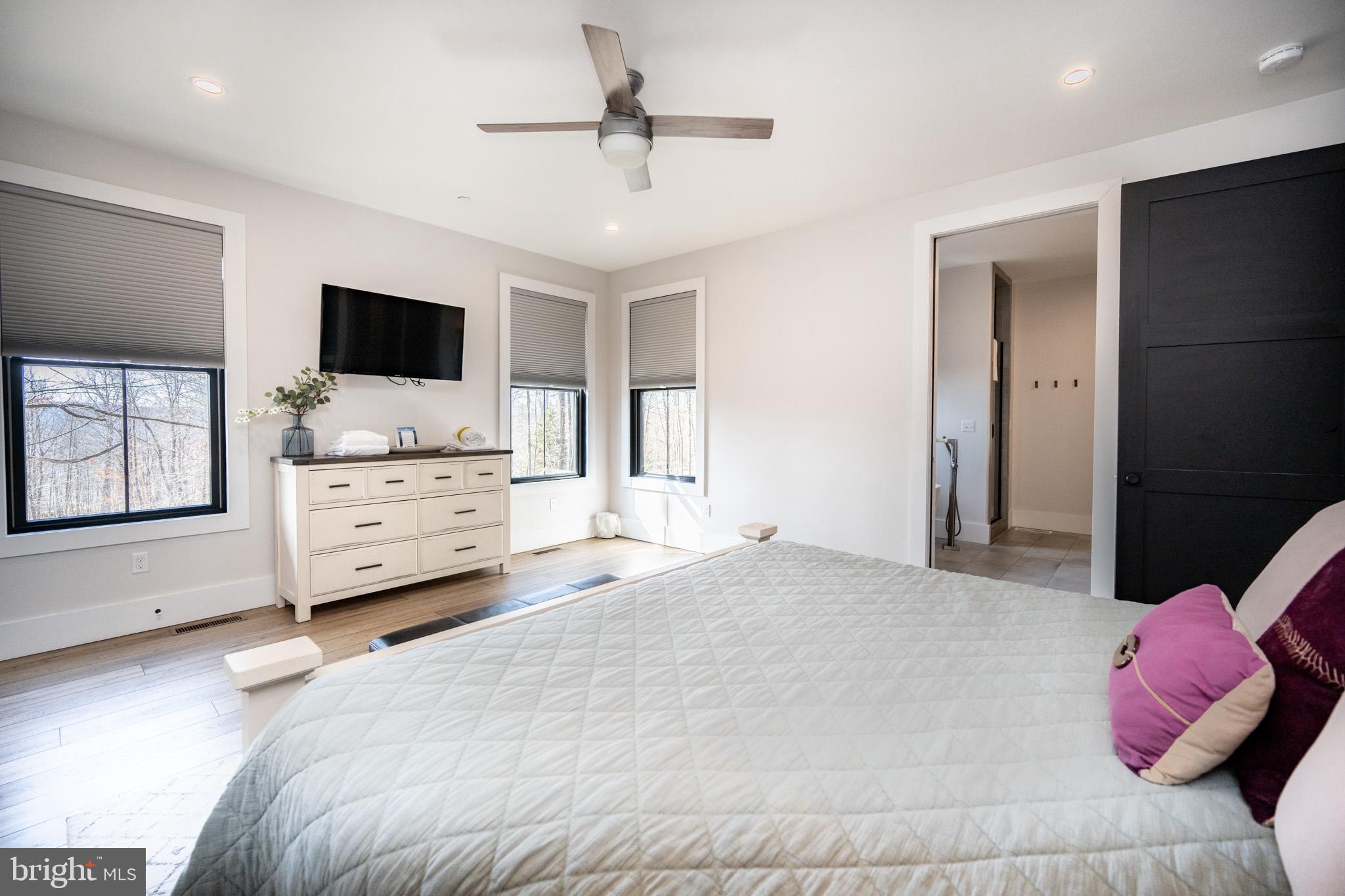 415 Mountaintop Road McHenry, MD 21541 - Photo 21 of 134 a bedroom with a large bed and a flat screen tv