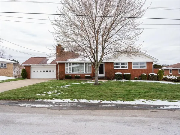 a view of a yard in front of a house