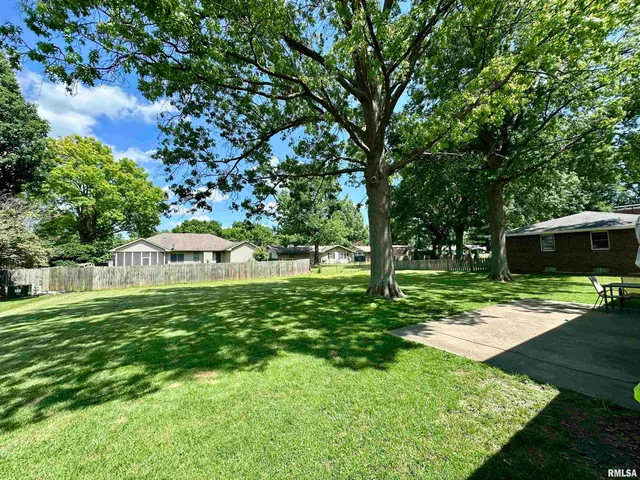 $218,000 | 3 Ivywood Drive, Jacksonville, IL 62650