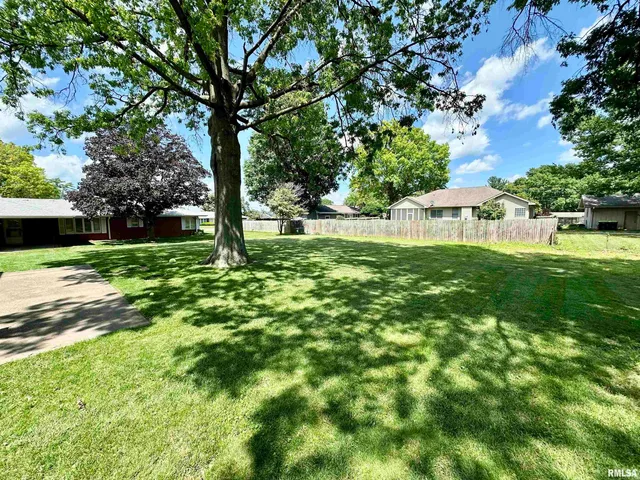 $218,000 | 3 Ivywood Drive, Jacksonville, IL 62650