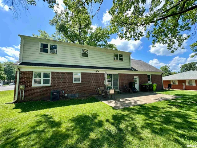 $218,000 | 3 Ivywood Drive, Jacksonville, IL 62650