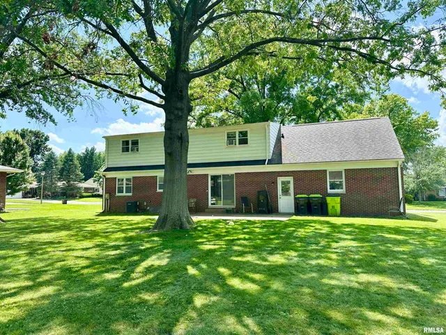 $218,000 | 3 Ivywood Drive, Jacksonville, IL 62650