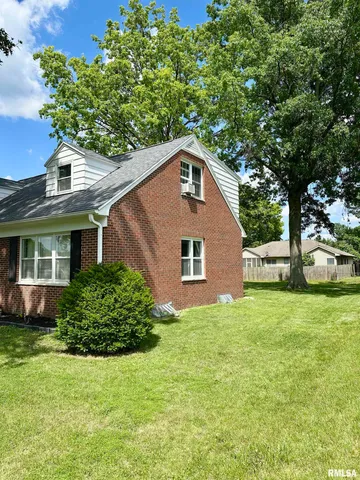 $218,000 | 3 Ivywood Drive, Jacksonville, IL 62650