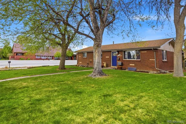 a view of a house with a backyard