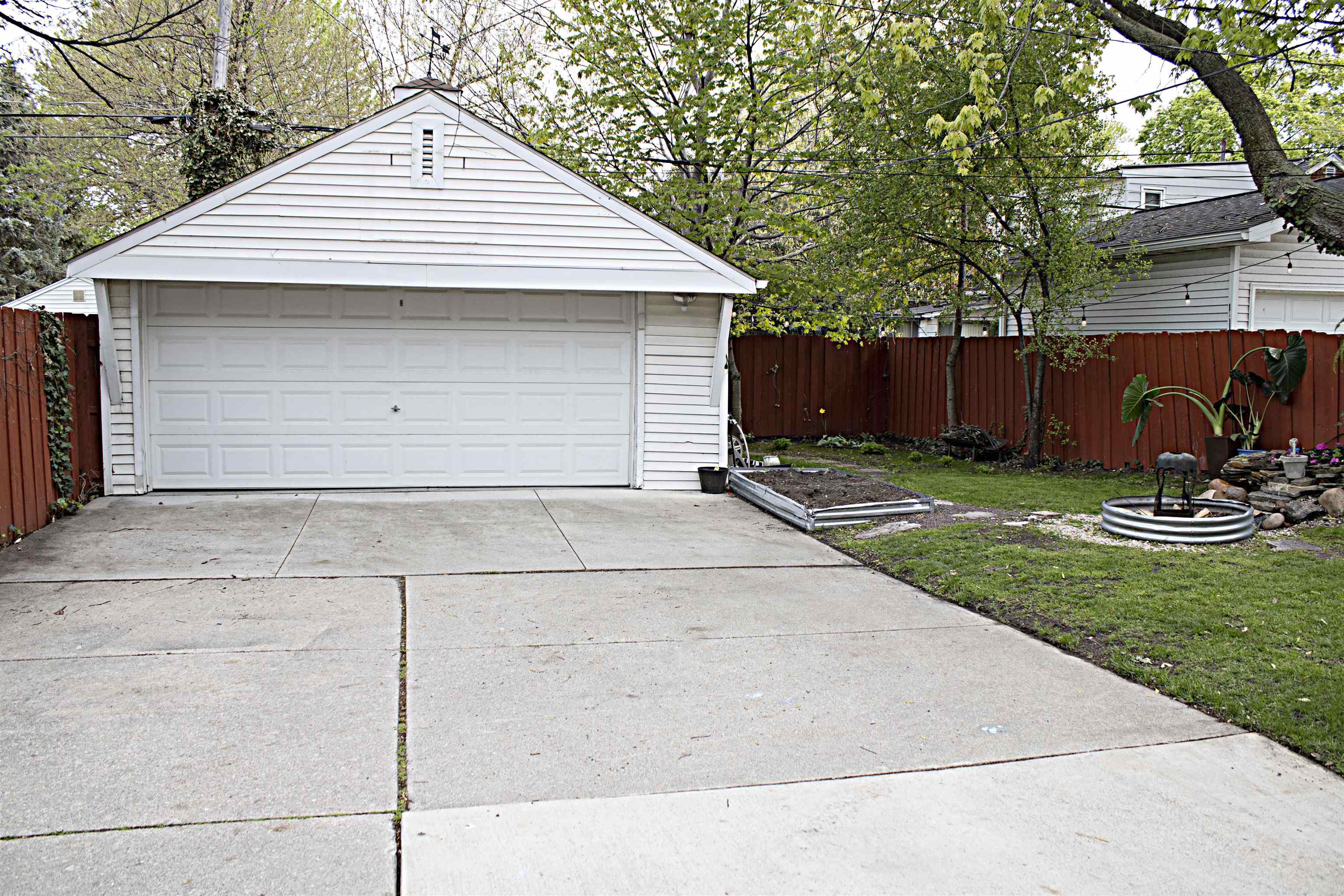 1440 Vernier Road Grosse Pointe Woods, MI 48236 - Photo 4 of 39