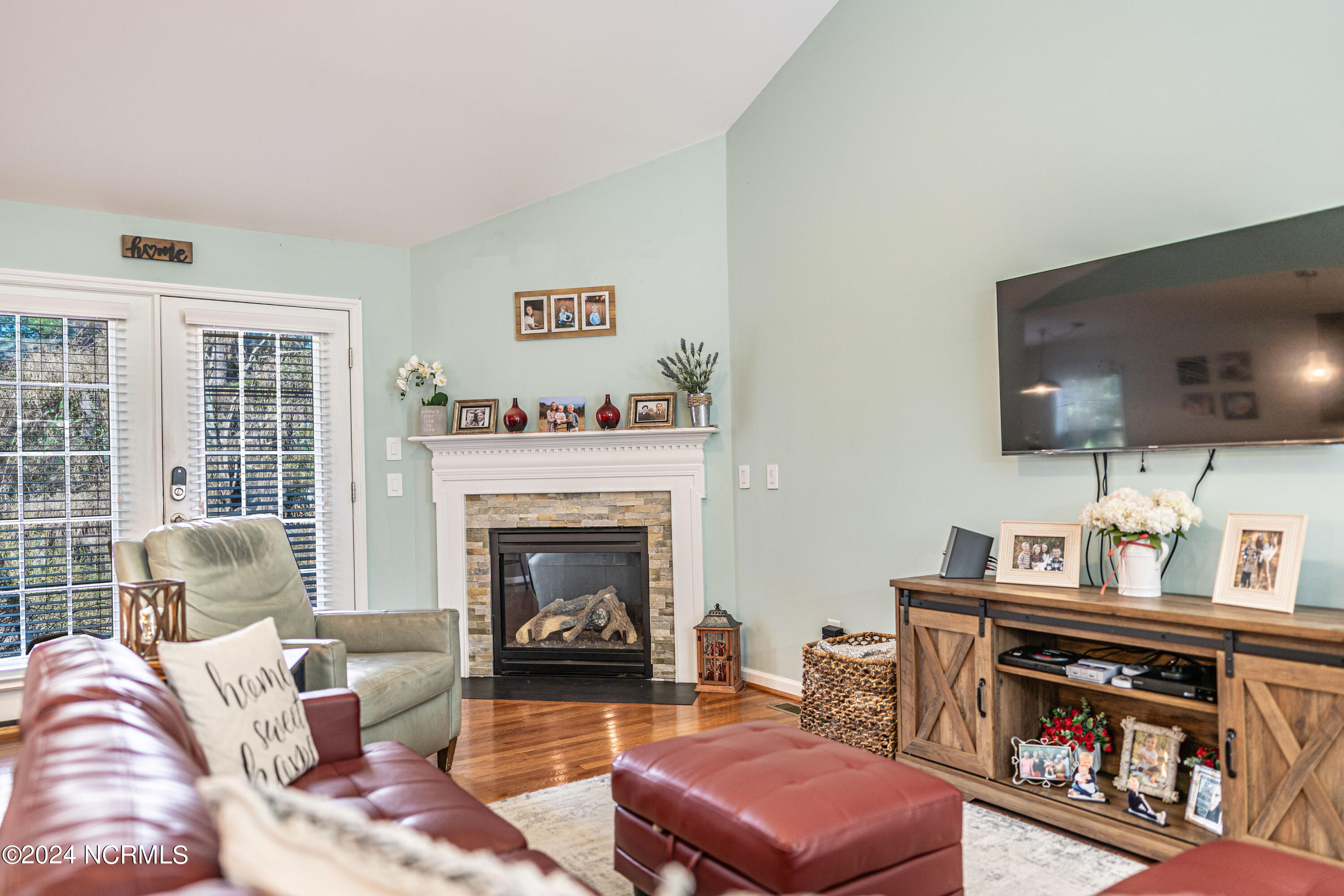 95 Rutledge Lane Pinehurst, NC 28374 - Photo 10 of 35 Vaulted ceilings in living room