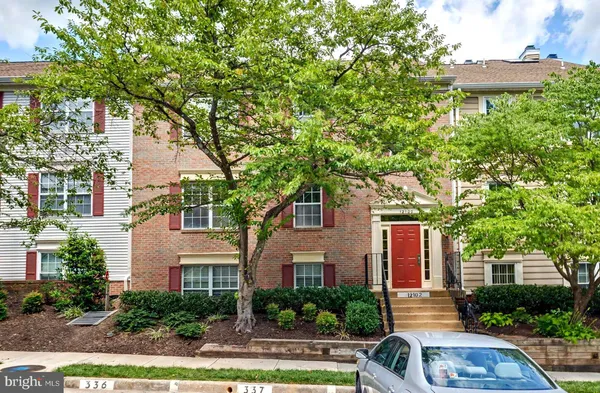 $2,700 | 12102 Green Leaf Court, Unit 201, Fairfax, VA 22033