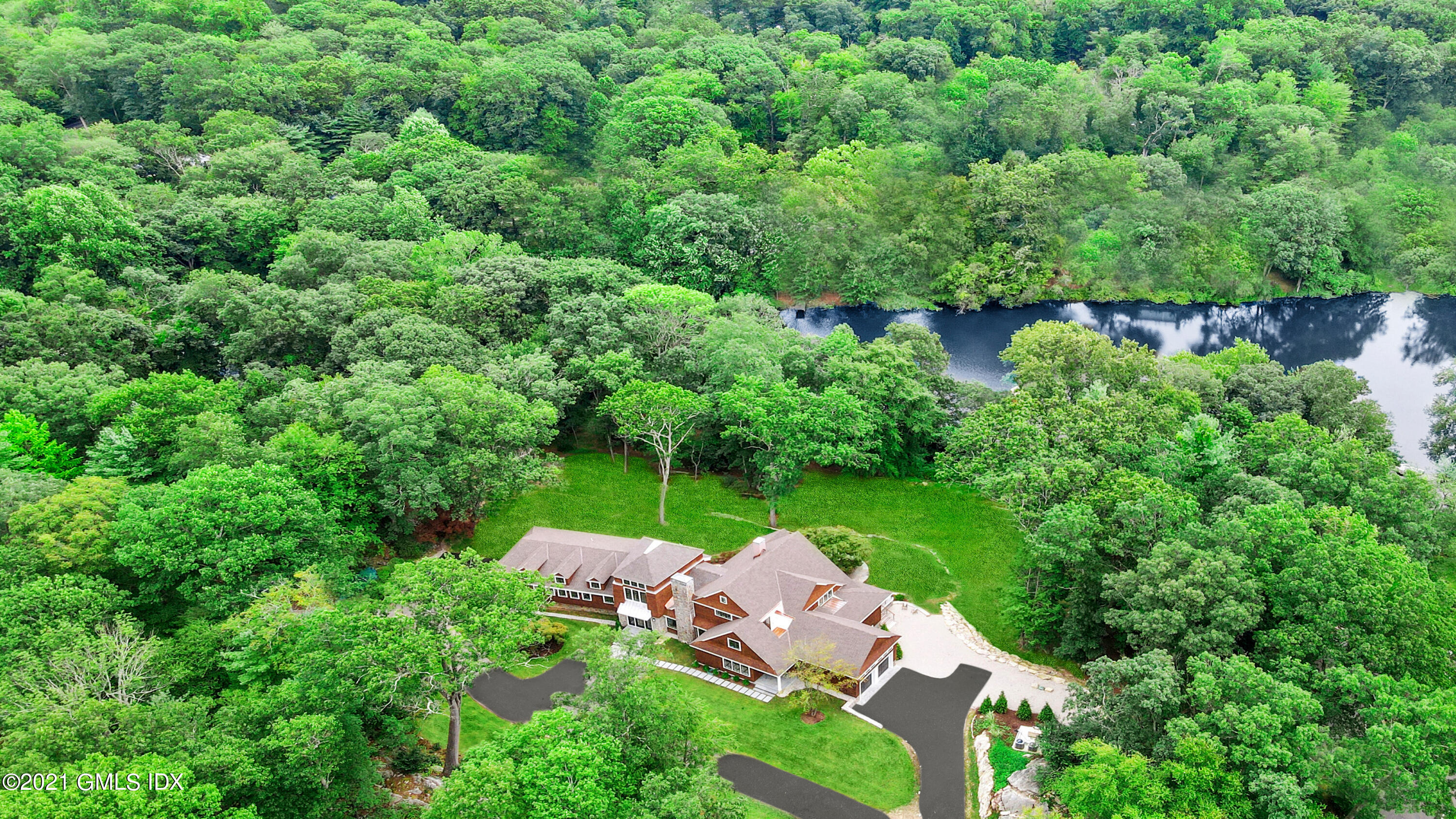 a view of yard with green space
