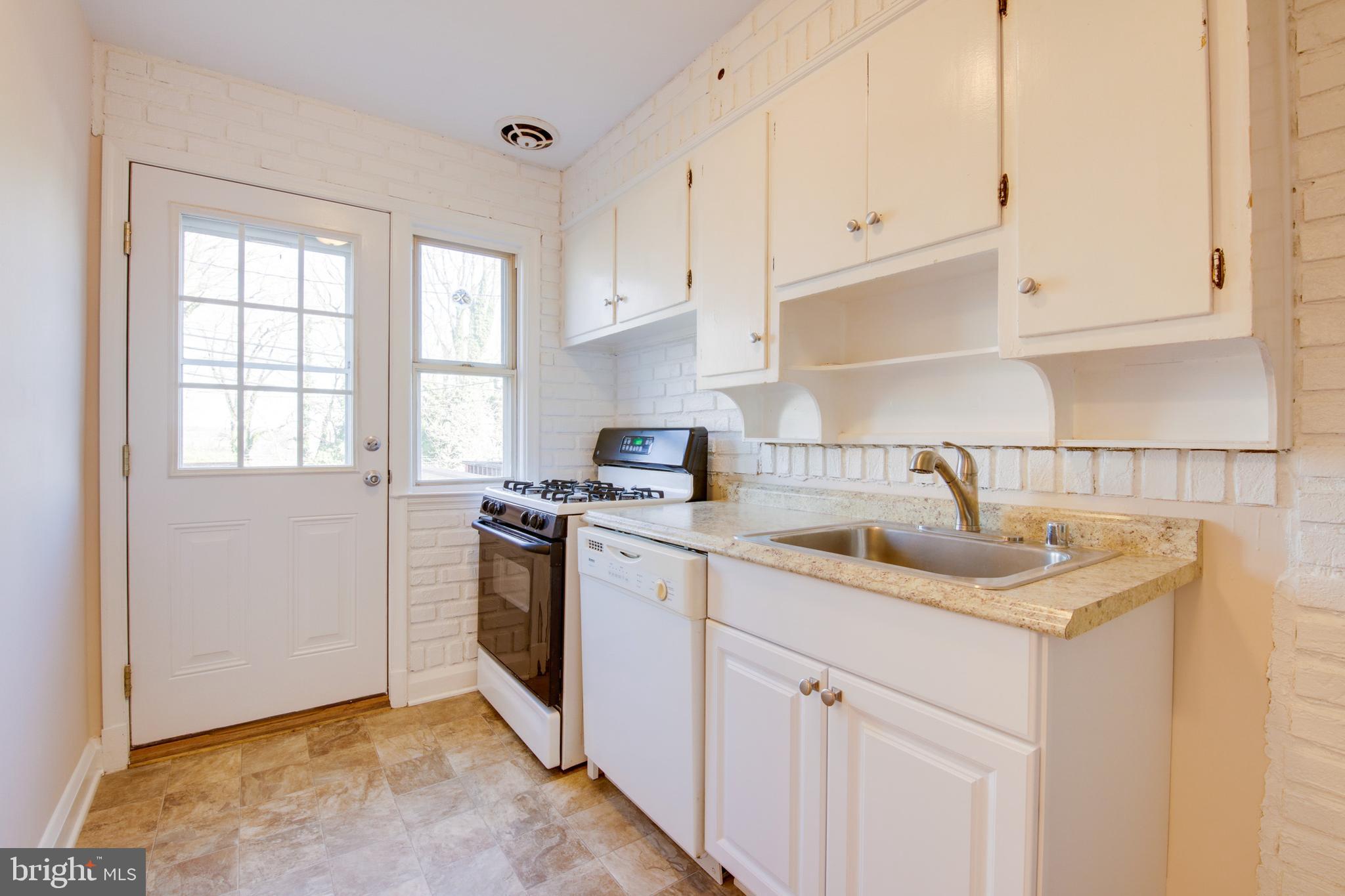 1050 Elm Road Baltimore, MD 21227 - Photo 11 of 32
