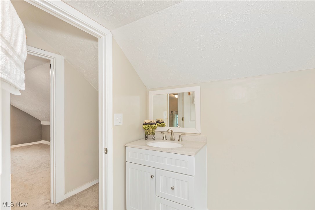 3366 Clarendon Road Cleveland, OH 44118 - Photo 39 of 50 Oversized full bath on 3rd floor.