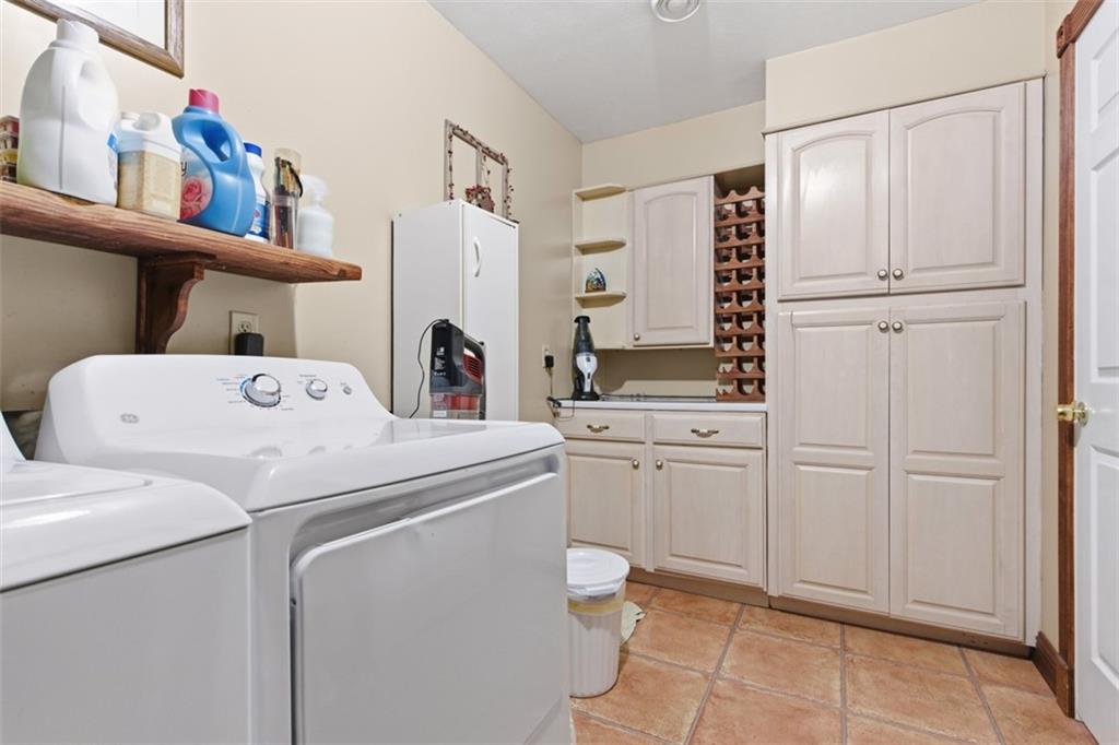2976 Henderson Road Washington, PA 15301 - Photo 20 of 50 a room with a washing machine dryer and washer