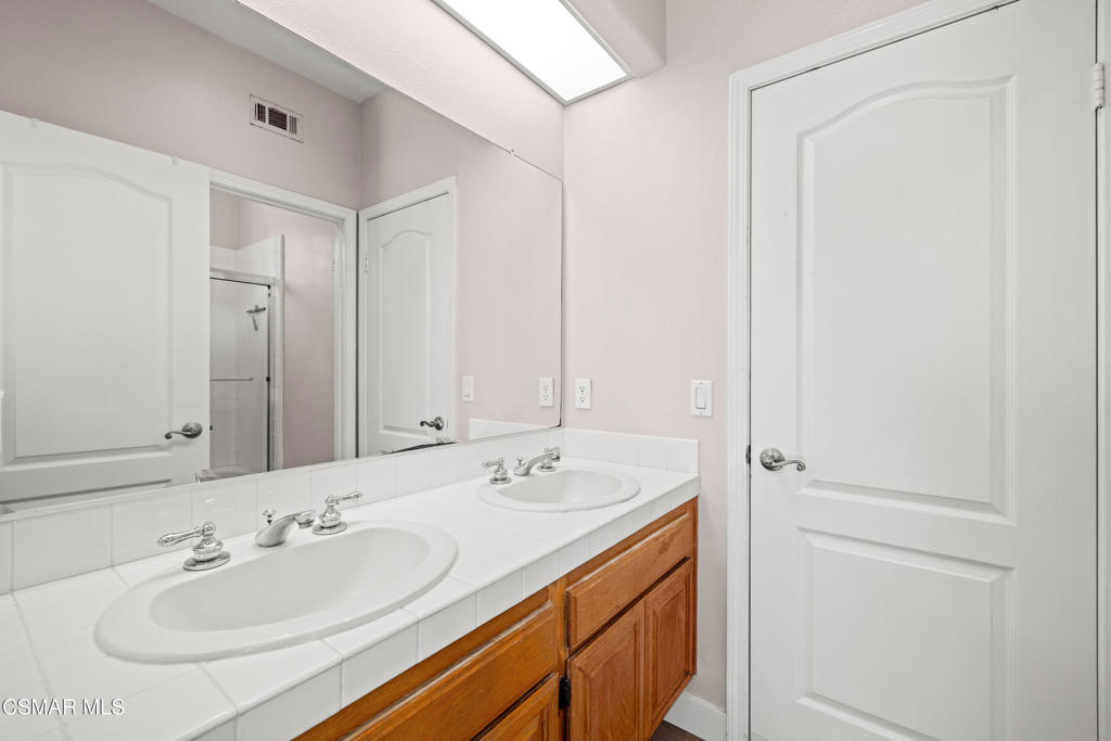 3881 Timberridge Road Moorpark, CA 93021 - Photo 22 of 28 a bathroom with 2 sink and a mirror