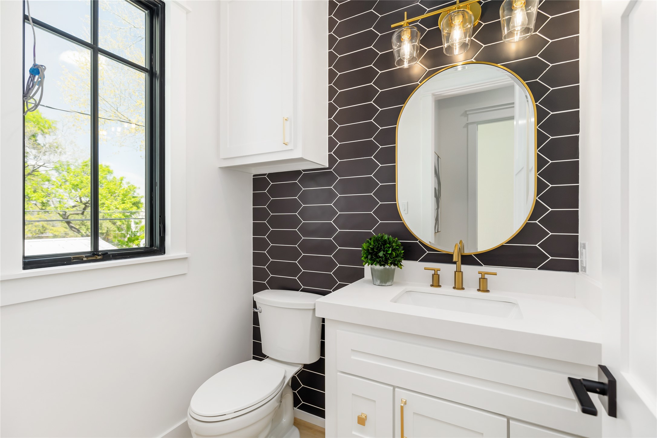 934 West 43rd Street Houston, TX 77018 - Photo 11 of 15 a bathroom with a toilet sink and mirror