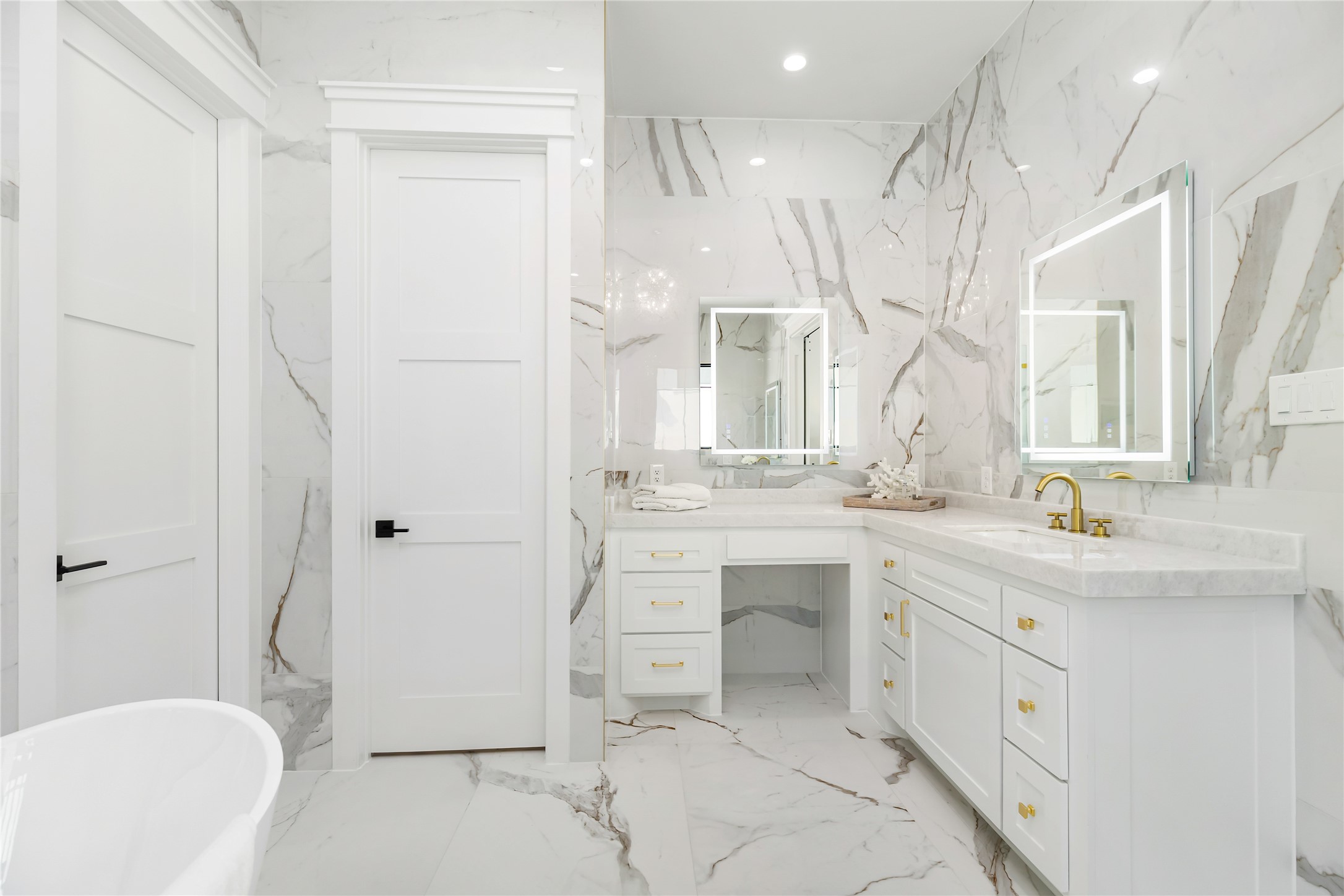934 West 43rd Street Houston, TX 77018 - Photo 14 of 15 a bathroom with a sink a toilet and a mirror