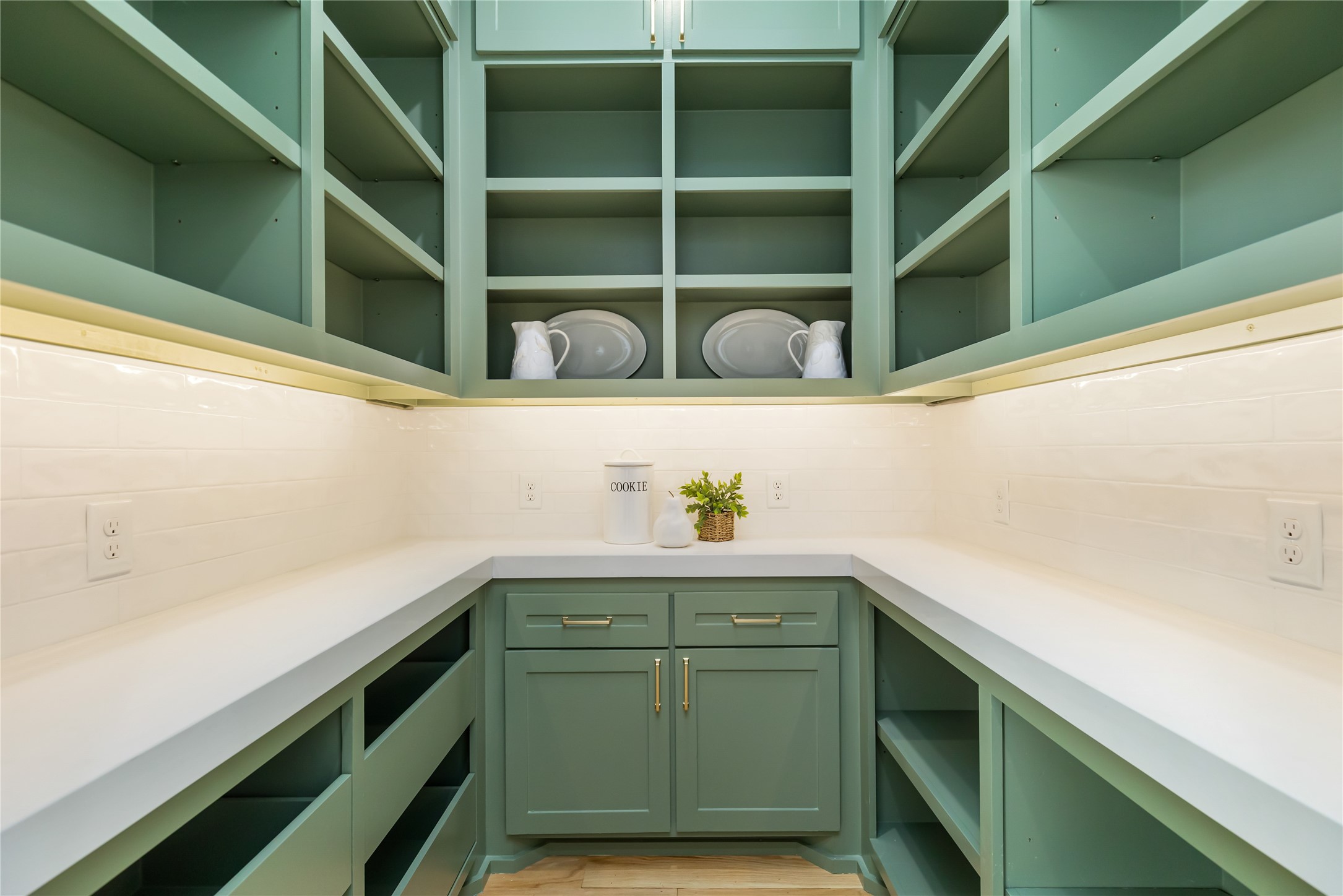 934 West 43rd Street Houston, TX 77018 - Photo 15 of 15 a view of cabinets with window