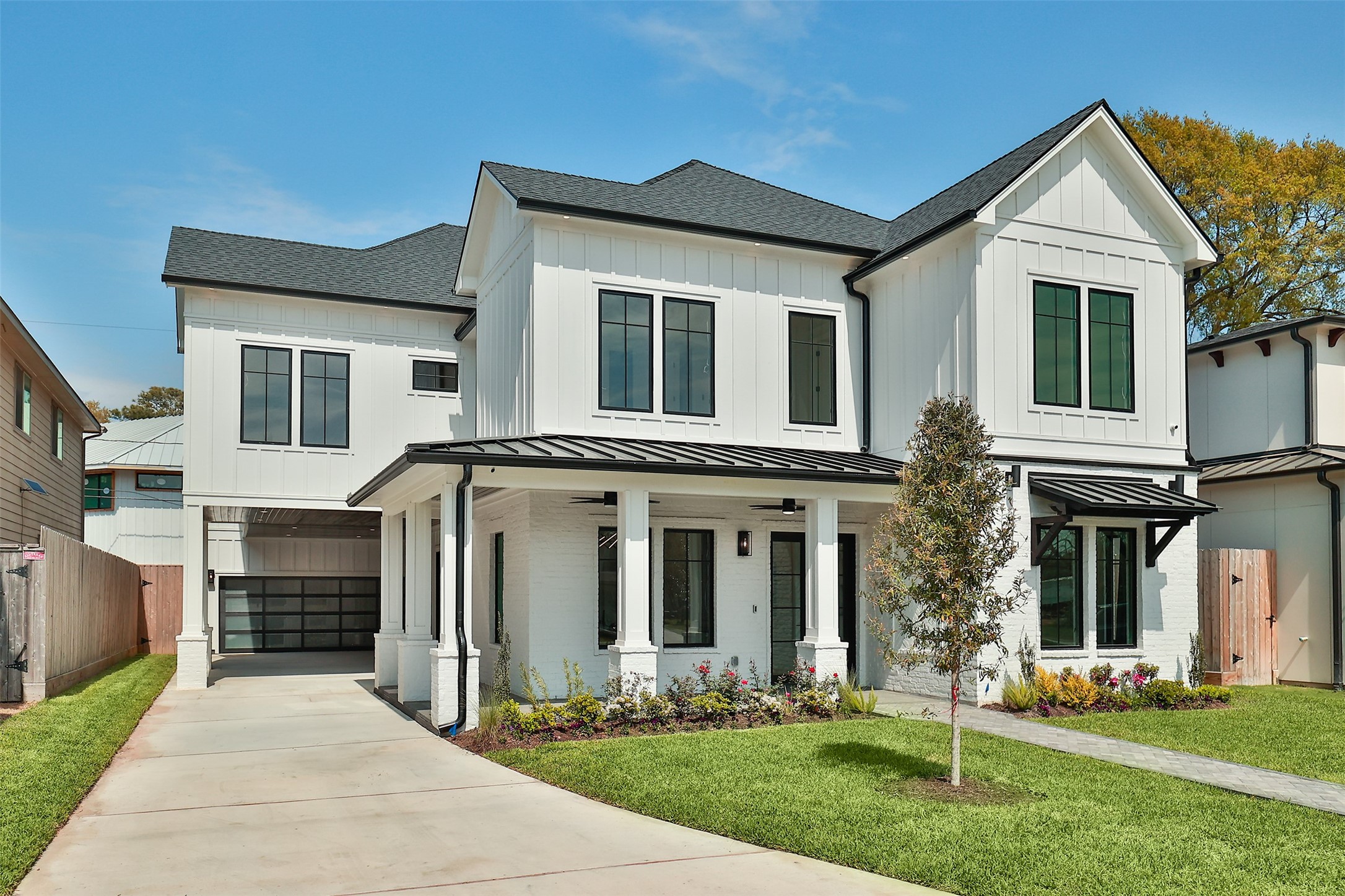 934 West 43rd Street Houston, TX 77018 - Photo 4 of 15 a front view of a house with garden