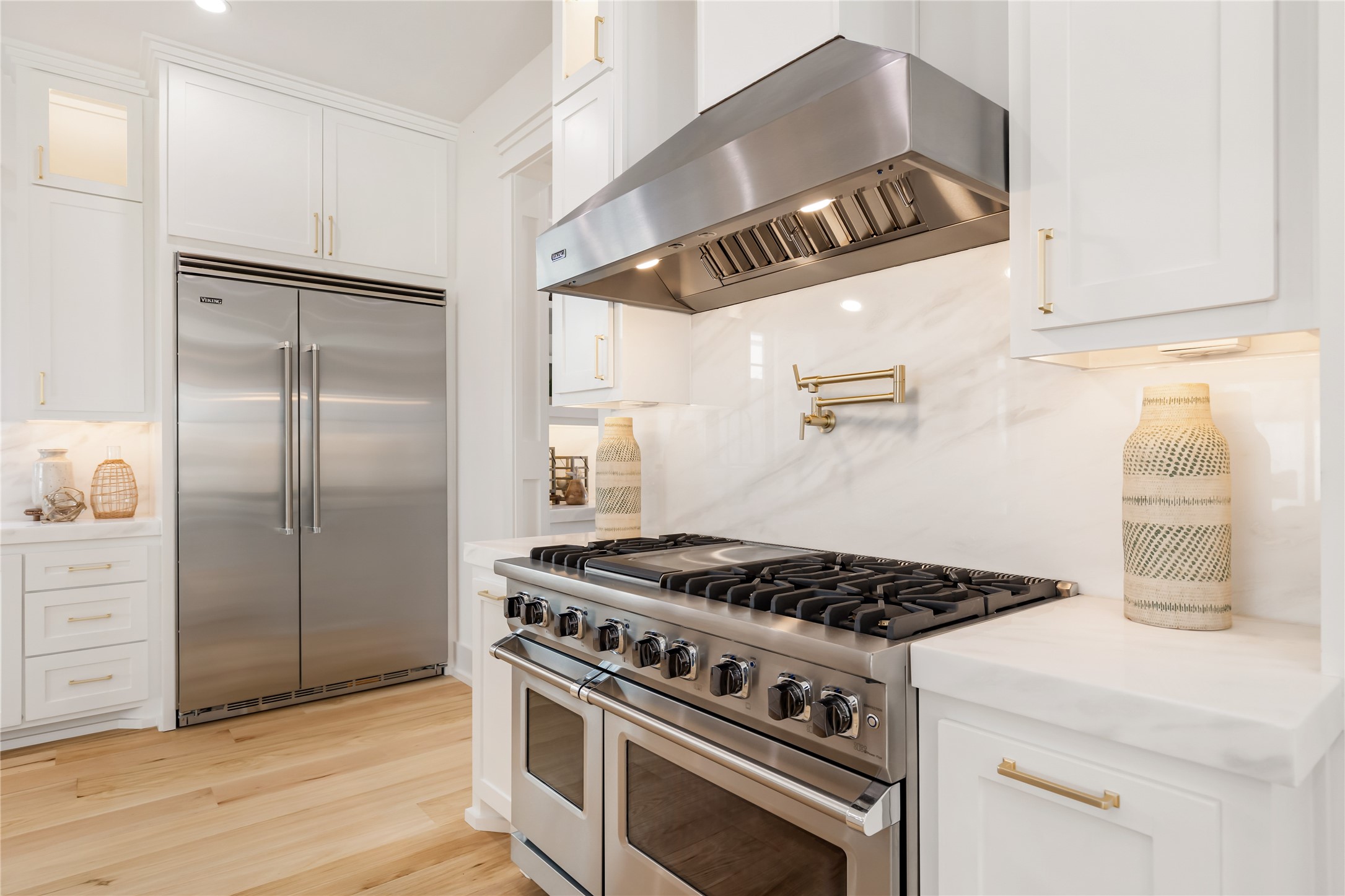 934 West 43rd Street Houston, TX 77018 - Photo 8 of 15 a kitchen with granite countertop a stove and a refrigerator