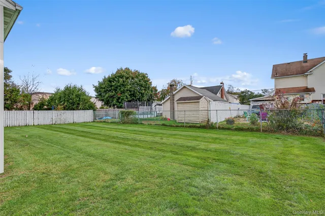a view of a house with backyard and garden