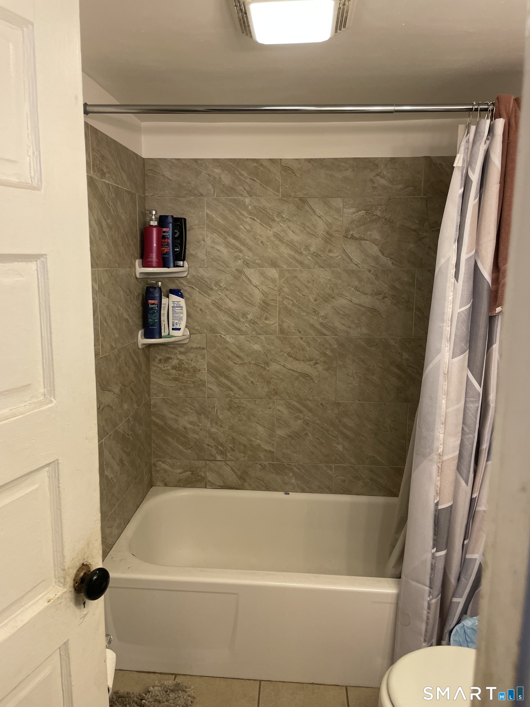 98 Carroll Avenue Bridgeport, CT 06607 - Photo 4 of 25