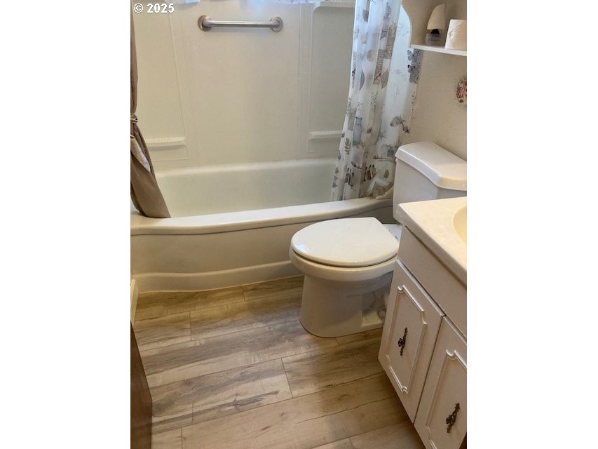 3107 Southwest Ladow Avenue Pendleton, OR 97801 - Photo 14 of 34 a bathroom with a toilet and a bathtub