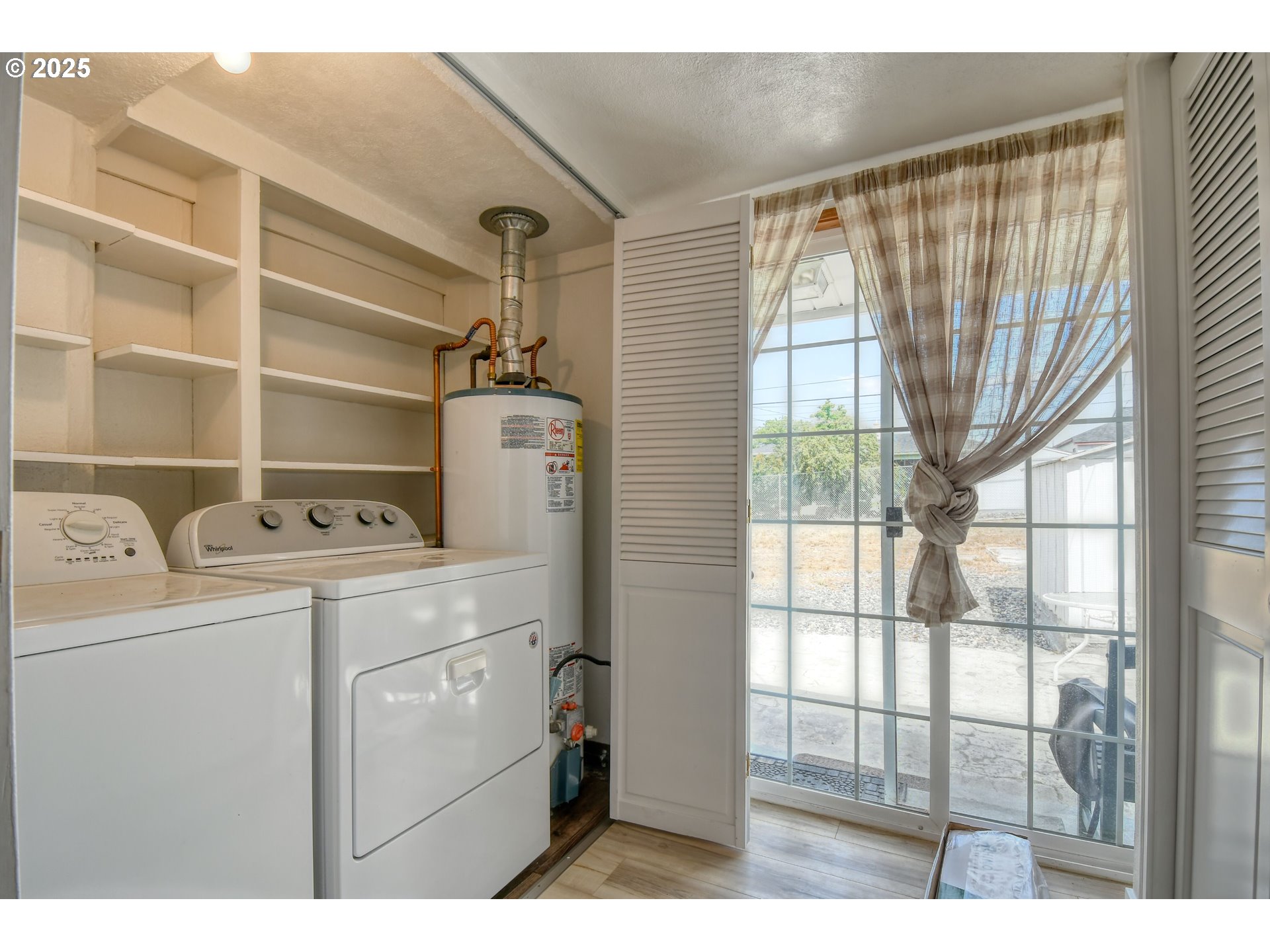 3107 Southwest Ladow Avenue Pendleton, OR 97801 - Photo 25 of 34 a utility room with dryer and washer