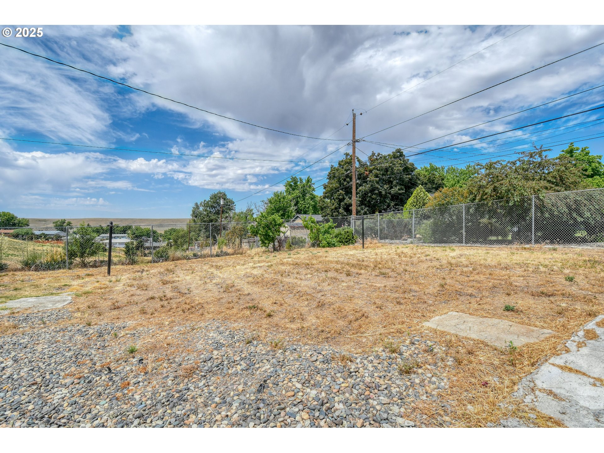3107 Southwest Ladow Avenue Pendleton, OR 97801 - Photo 33 of 34 a view of a yard