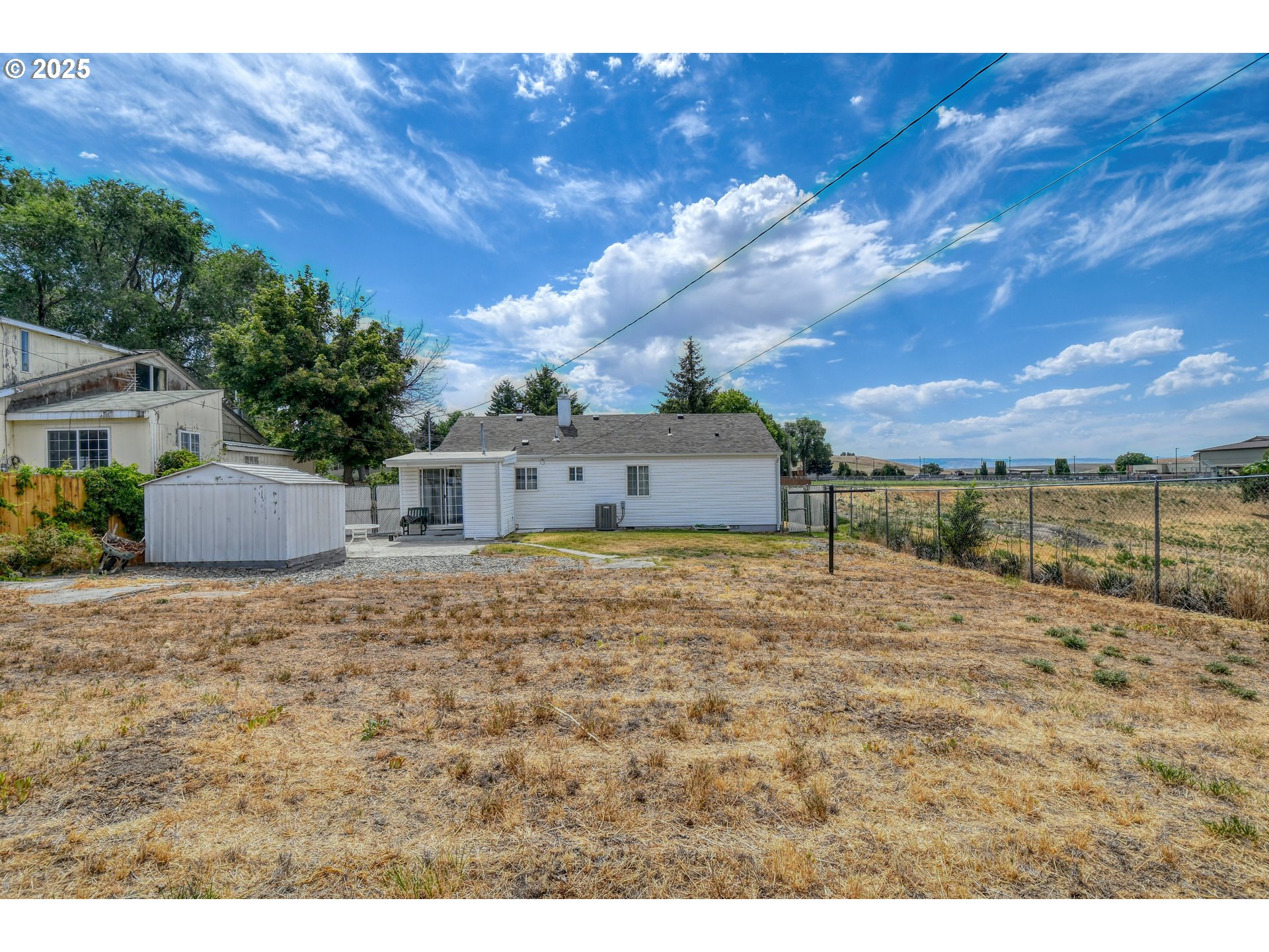 3107 Southwest Ladow Avenue Pendleton, OR 97801 - Photo 34 of 34 a swimming pool with an outdoor seating
