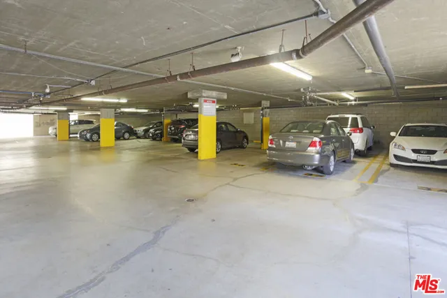 $1,950 | 536 South Manhattan Place, Unit 424, Los Angeles, CA 90020