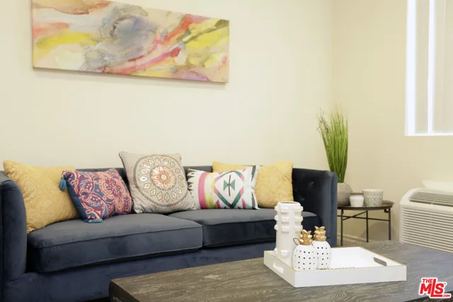 $1,950 | 536 South Manhattan Place, Unit 424, Los Angeles, CA 90020