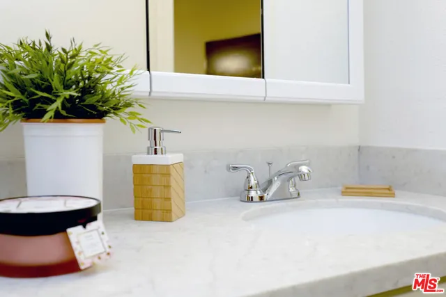 $1,950 | 536 South Manhattan Place, Unit 424, Los Angeles, CA 90020