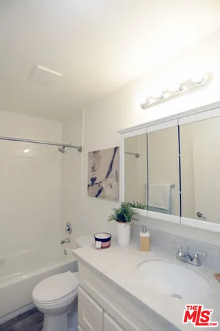 $1,950 | 536 South Manhattan Place, Unit 424, Los Angeles, CA 90020