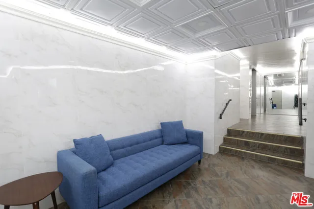 $1,950 | 536 South Manhattan Place, Unit 424, Los Angeles, CA 90020