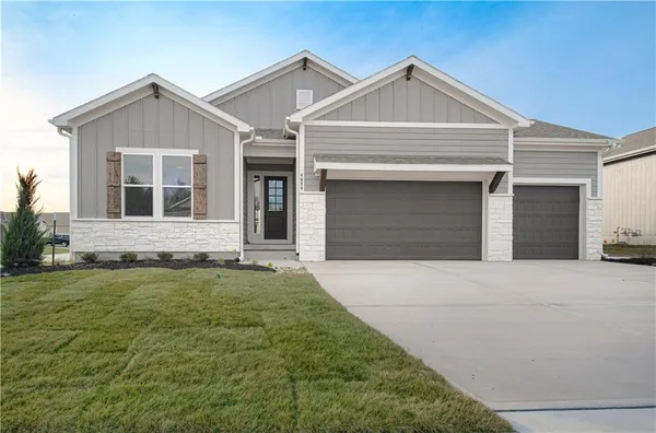 $615,000 | 4628 Southwest Robinson Drive, Lee's Summit, MO 64083