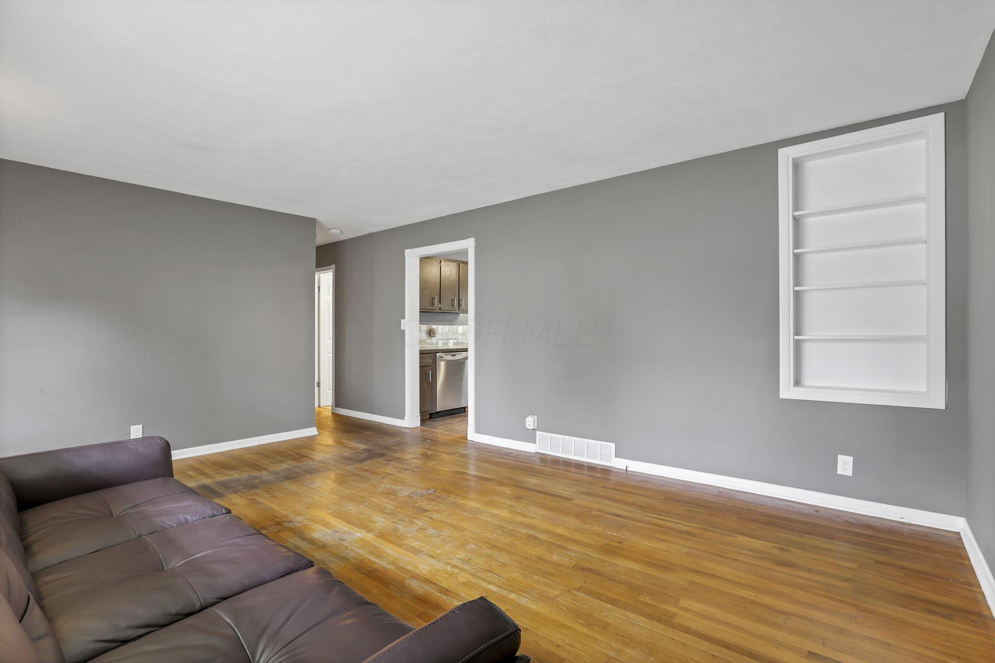 1923 Riverdale Road Columbus, OH 43232 - Photo 6 of 25 Front Room