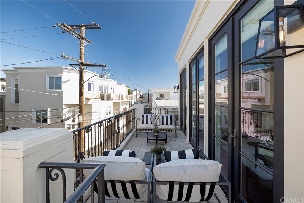2211 Vista Drive Manhattan Beach, CA 90266 - Photo 18 of 48 a view of a balcony dining area