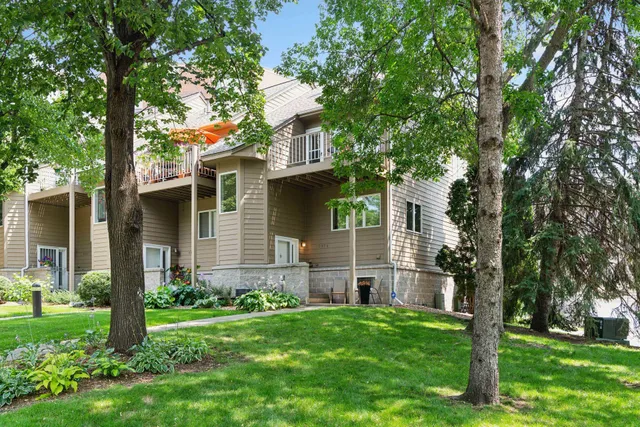 $390,000 | 2824 Kenwood Isles Drive, Minneapolis, MN 55408