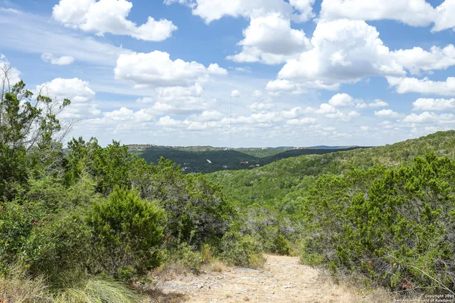 a view of a house with backyard