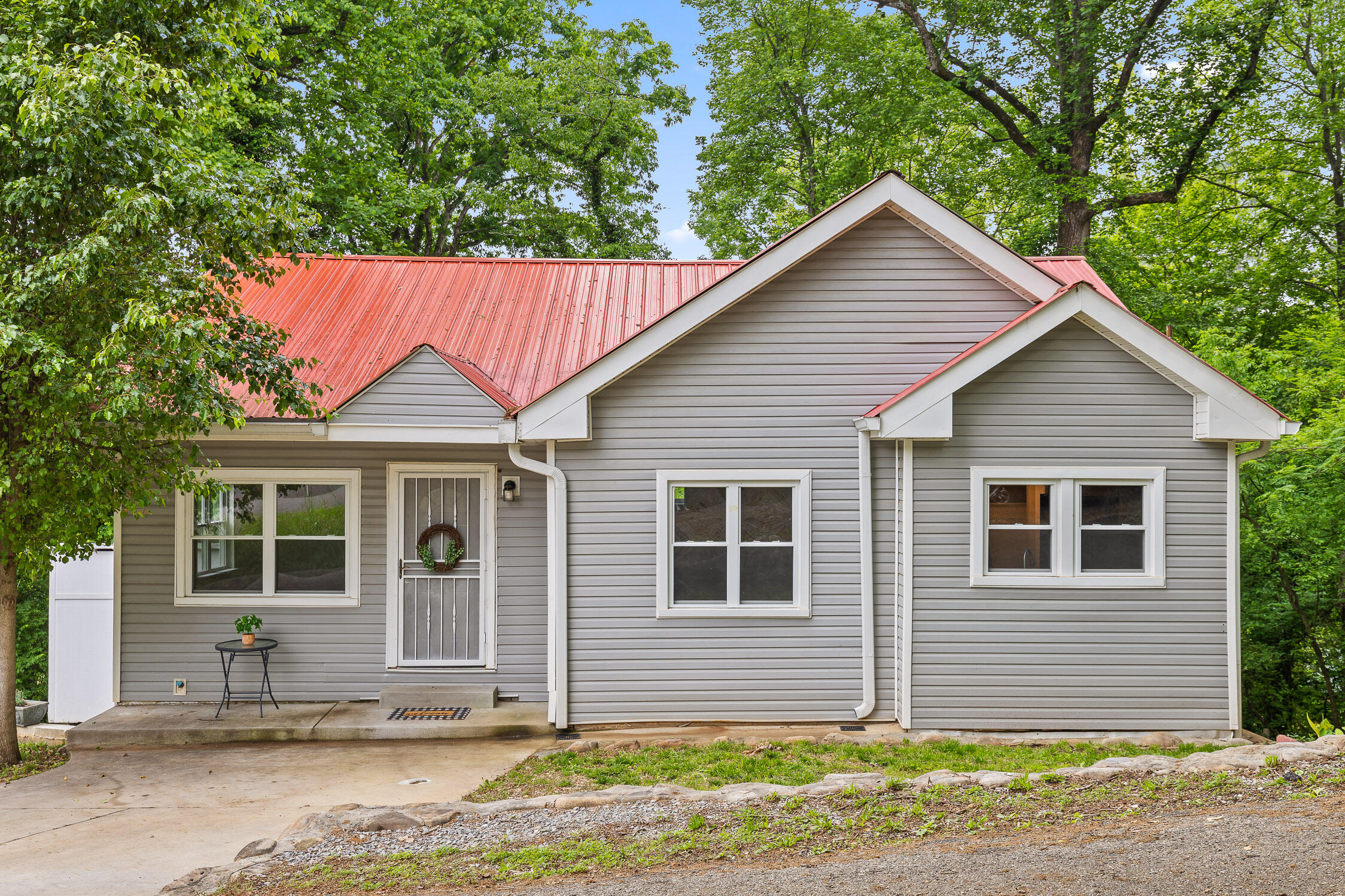 127 P'Poole Avenue Chattanooga, TN 37415 - Photo 1 of 23 Cute Red Bank Home