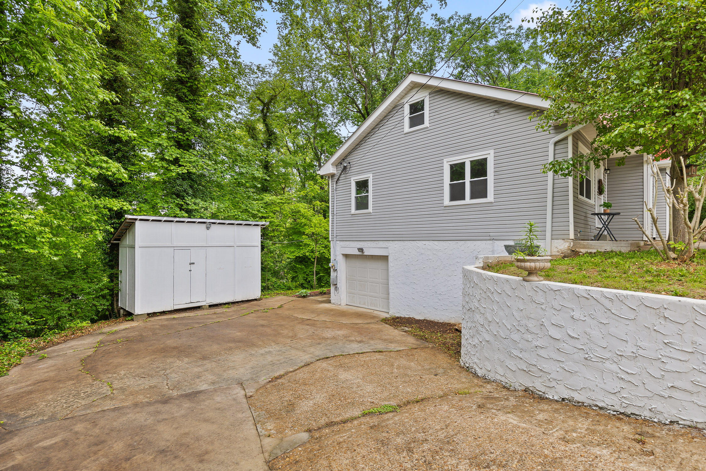 127 P'Poole Avenue Chattanooga, TN 37415 - Photo 2 of 23 Nice sized one car garage with storage