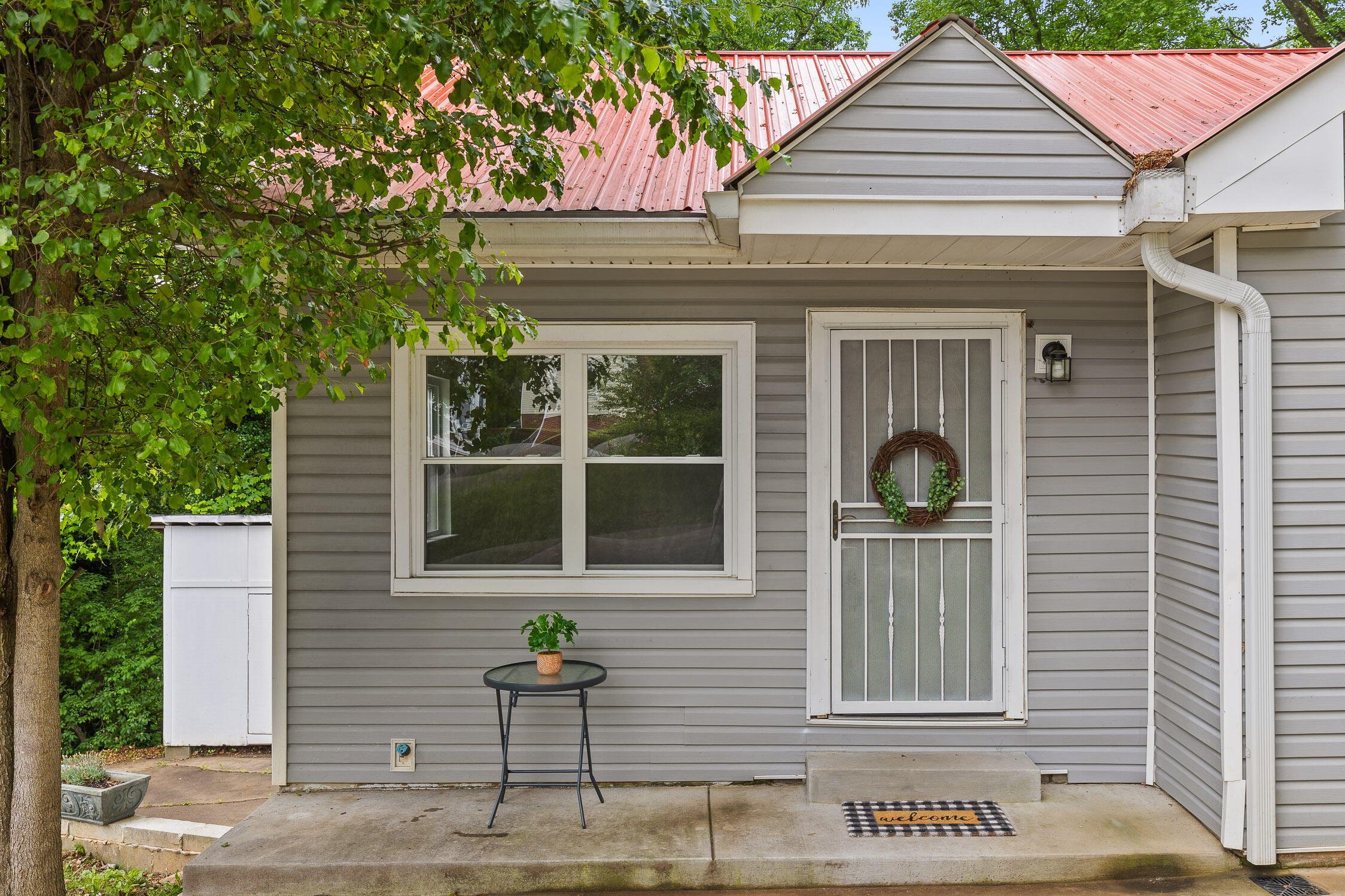 127 P'Poole Avenue Chattanooga, TN 37415 - Photo 22 of 23 White metal screened door