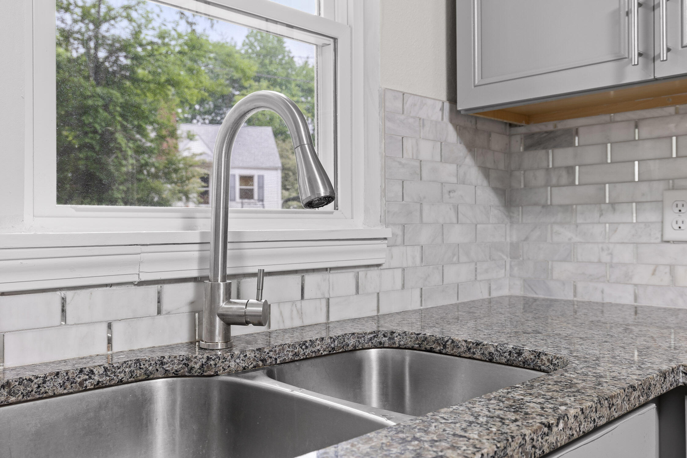 127 P'Poole Avenue Chattanooga, TN 37415 - Photo 3 of 23 Really nice tile backsplash